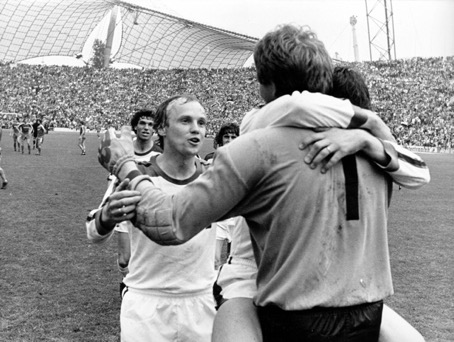 Deutscher Meister 1977 Borussia Mönchengladbach Wittkamp jubelt