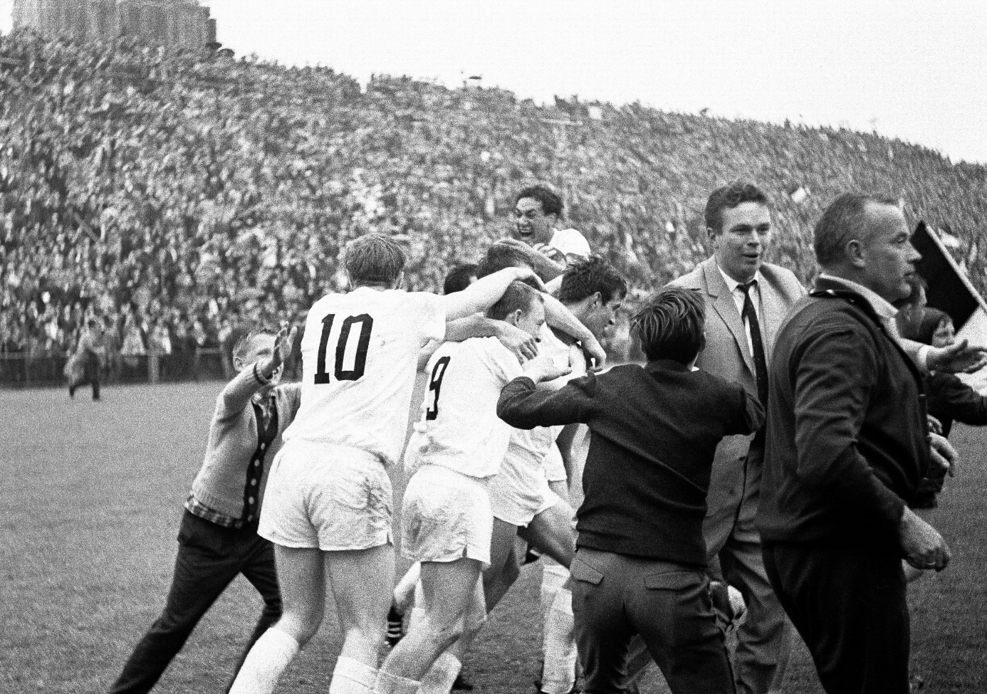 Aufstiegsjubel im Jahr 1965 in Mönchengladbach. Gladbach gewinnt die Aufstiegsgruppe 2. Foto: Imago Images