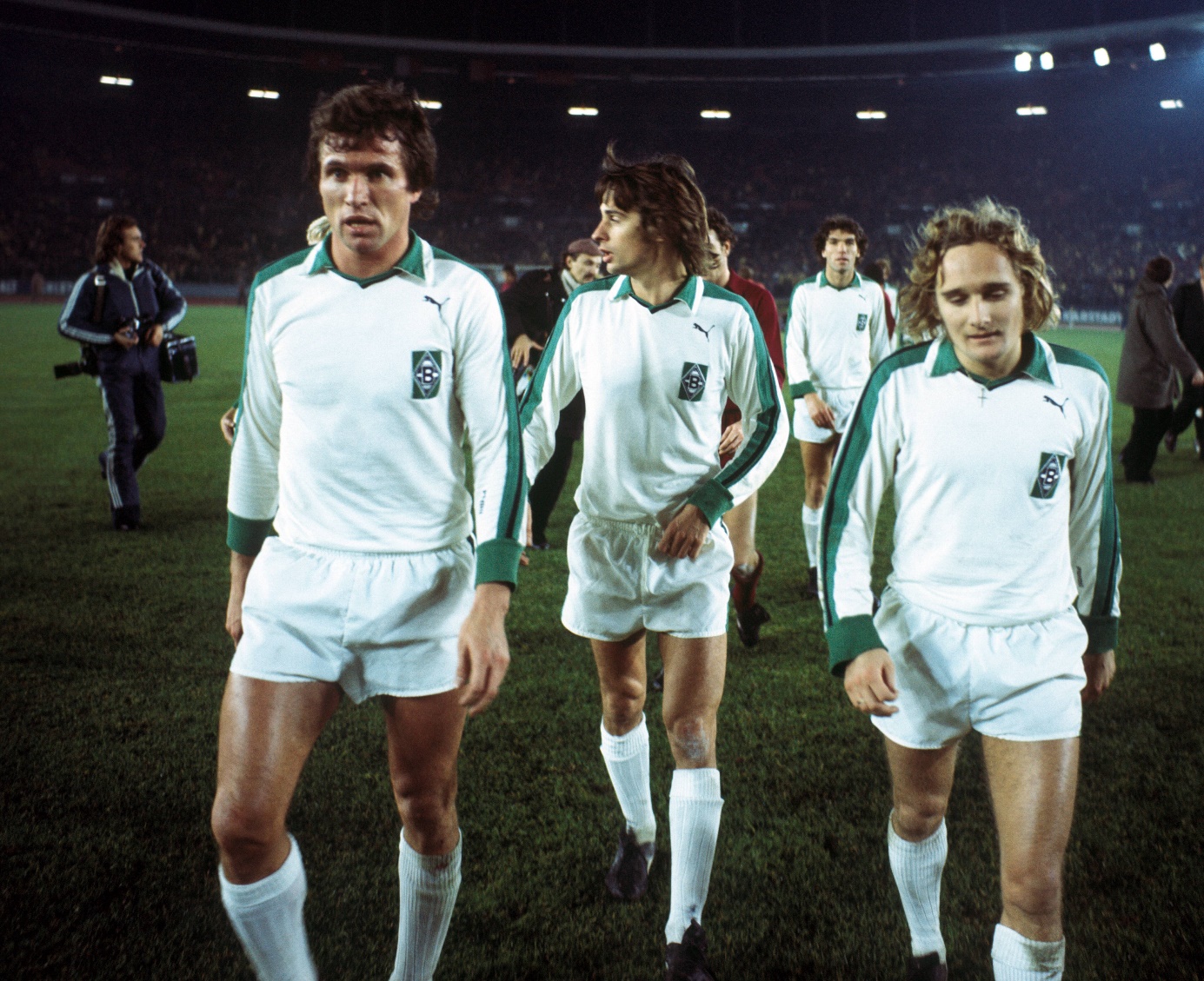 Jupp Heynckes (l.), Horst Wohlers (m.) und Allan Simonsen (r.) am 03.11.1976. Foto: Imago Images