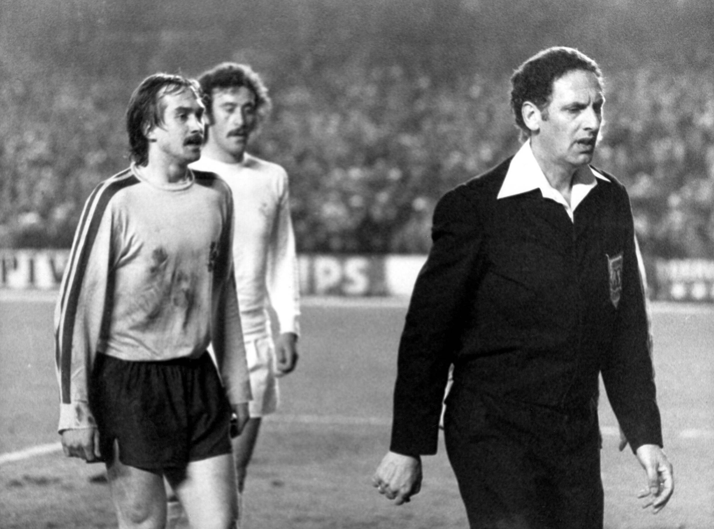 Uli Stielike beschwert sich am 17.03.1976 bei Schiedsrichter van der Kroft. Foto: Imago Images/Horstmüller