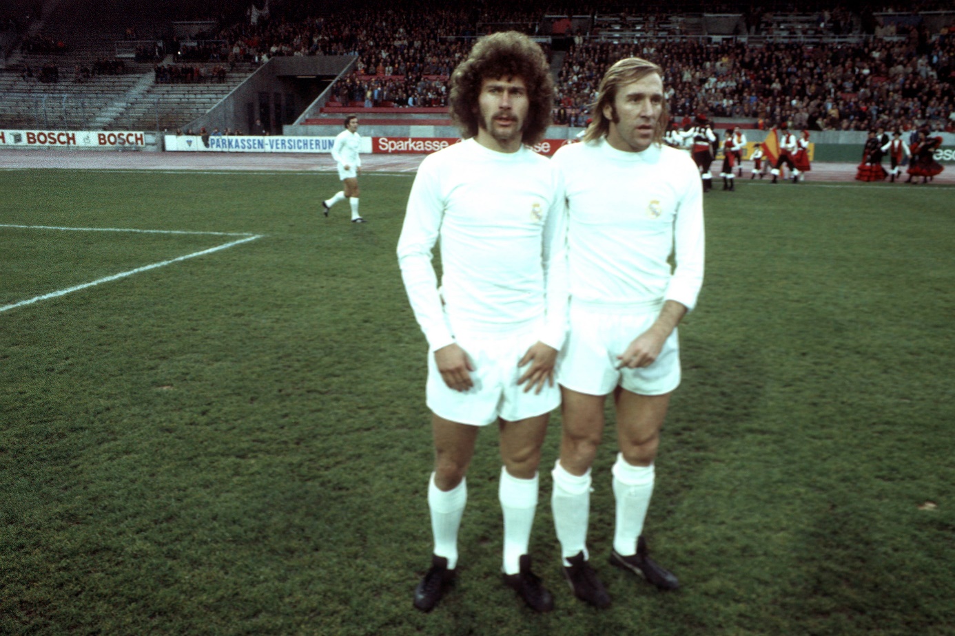 Die Spanien-Connection. Günter Netzer (r.) und Paul Breitner (l.) am 15.11.1974 im Trikot von Real Madrid. Foto: Imago Images