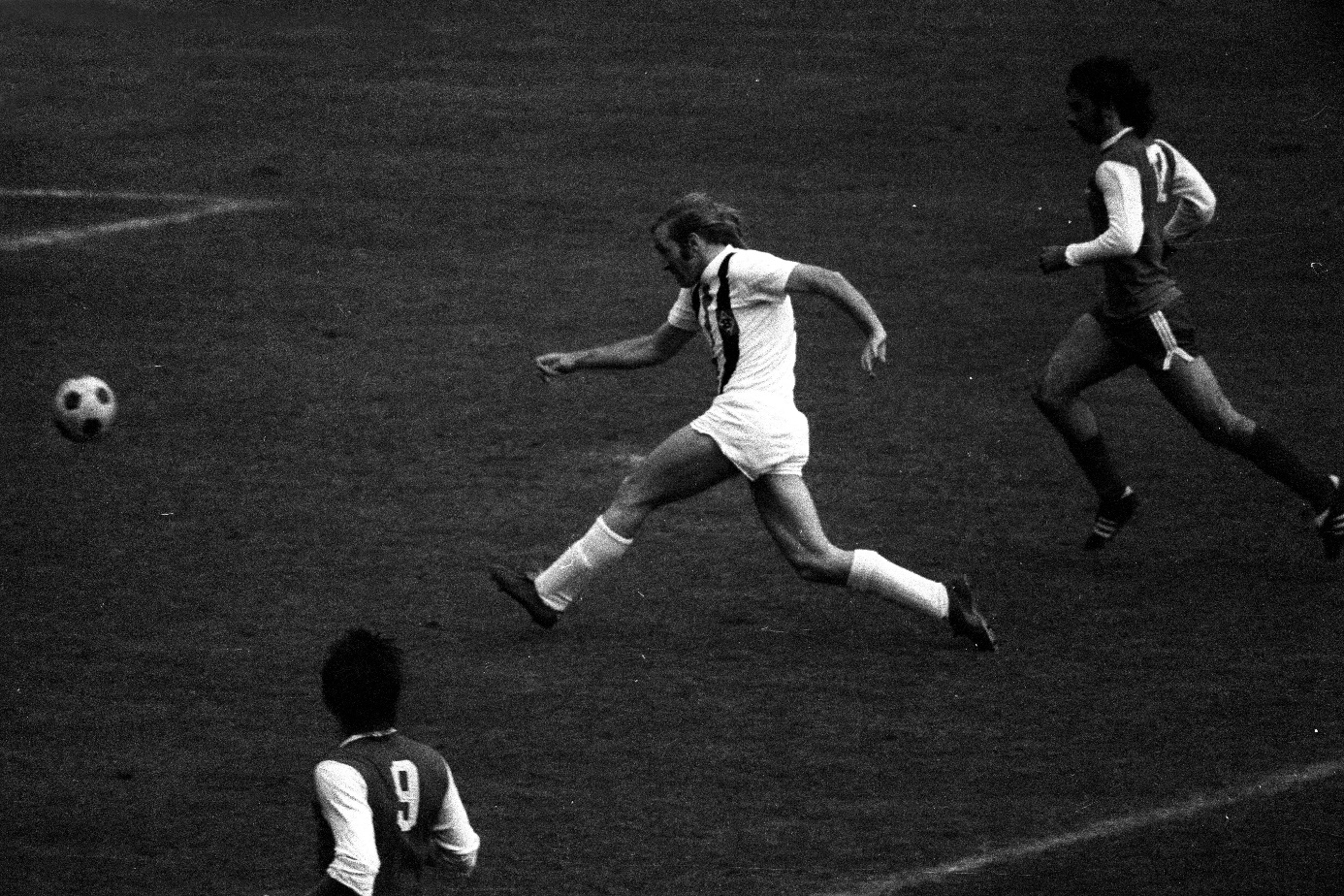 Deutscher Meister 1976/77 durch ein 2:2 im Münchener Olympiastadion am 21.05.1977 – Borussia Mönchengladbach. Hans-Jürgen Wittkamp (l.) jubelt. Foto: Imago Images/ Horstmüller